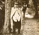 Józef Piłsudski podczas spaceru.