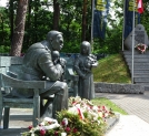 Pomnik Józefa Piłsudskiego z córkami w Sulejówku.