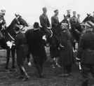 Dekoracja zwycięzców konkursu ciężkiego zawodów konnych w Gnieźnie przez generała Kazimierza Dzierżanowskiego.