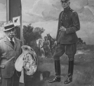 Wojciech Kossak obok obrazu przedstawiającego portret generała Kazimierza Sosnkowskiego, który ofiarował na Fundusz Obrony Narodowej w 1939 r.