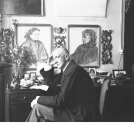 Karol Hubert Rostworowski w swoim mieszkaniu podczas pracy.