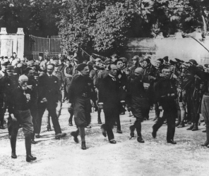  PO MARSZU NA RZYM, MUSSOLINI ZOSTAJE PREMIEREM WŁOCH I BUDUJE PIERWSZE PAŃSTWO FASZYSTOWSKIE  