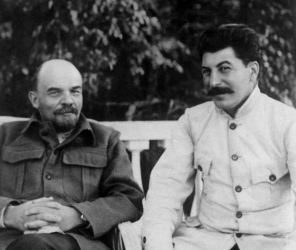  STALIN ZOSTAJE SEKRETARZEM GENERALNYM PARTII,  SKUPIAJĄC W SWYCH RĘKACH WŁADZĘ  