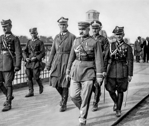  PIŁSUDSKI NA CZELE WIERNYCH ODDZIAŁÓW USUWA LEGALNE WŁADZE  