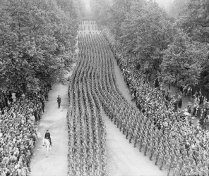  EUROPĘ DZIELI ŻELAZNA KURTYNA, ZA KTÓRĄ STALIN BUDUJE SWOJE IMPERIUM  