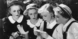 Scena z filmu Józefa Lejtesa "Dziewczęta z Nowolipek" z 1937 roku.