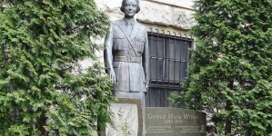 Pomnik gen. Marii Wittek na dziedzińcu Muzeum Wojska Polskiego w Warszawie.