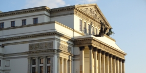 Korpus główny gmachu Teatru Wielkiego w Warszawie.