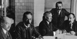 Adam Pragier, Jędrzej Moraczewski, Norbert Barlicki, Marian Malinowski i Rajmund Jaworowski w sejmowym bufecie.