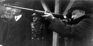 Wojewoda lubelski Bolesław Jerzy Świdziński na strzelnicy.