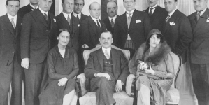 Uczestnicy śniadania wydanego przez poselstwo RP w Jugosławii z okazji występów polskich artystów w 1930 roku.