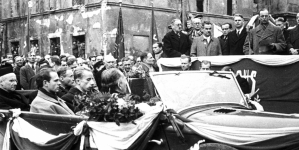 Uroczystość sprowadzenia serca Fryderyka Chopina do Warszawy. Samochód z delegacją przed trybuną rządową. W samochodzie siedzą przedstawiciele studentów konserwatorium 17.10.1945 r.