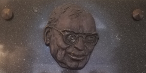 Tablica ku czci Szczepana Szczeniowskiego w auli Gmachu Fizyki Politechniki Warszawskiej.