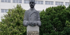Pomnik wiceadmirała Kazimierza Porębskiego na dziedzińcu Uniwersytetu Morskiego w Gdyni.