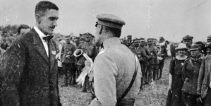 Dekoracja oficerów 30 Dywizji Piechoty, weteranów byłej Brygady Syberyjskiej w drugą rocznicę powrotu do Polski 16.07.1922 r.