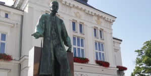 Pomnik Ignacego Łukasiewicza przed ratuszem w Krośnie.