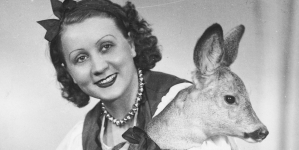 Śpiewaczka Lucyna Szczepańska w roli Krysi z sarną na rękach w jednej ze scen operetki "Krysia Leśniczanka" w Teatrze "8.15" w Warszawie w czerwcu 1938 r.