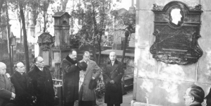 Uroczystość odsłonięcia tablicy ku czci dramatopisarza Wojciecha Bogusławskiego na Cmentarzu Powązkowskim w Warszawie w 1933 r.