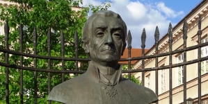 Pomnik ks. Jakuba Falkowskiego przed założonym przez niego w Warszawie Instytutem  Głuchoniemych.