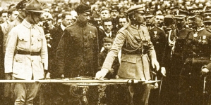 "Dał ci, żołnierzu polski, sztandary ojczyste".  Naczelny Wódz wbija gwoździe do sztandaru 19-go pułku. Zdjęcie wykonane na Placu Saskim w Warszawie.