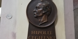 Tablica ku czci Hipolita Cegielskiego w Bazylice w Trzemesznie.