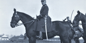 Gen. dyw. Stanisław Wróblewski na koniu.