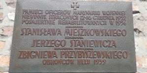 Tablica pamięci komandorów Mieszkowskiego, Staniewicza i Przybyszewskiego, na zewnętrznej ścianie kościoła Św. Michała Archanioła w Gdyni-Oksywiu.