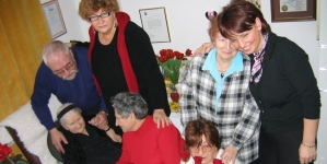 Irena Sendlerowa wśród członków Stowarzyszenia Dzieci Holokaustu (od lewej:Julian Pyz, Elżbieta Ficowska, Krystyna Budnicka, córka Janina Zgrzembska, Joanna Sobolewska i Małgorzata Indraszyk)/Irena Sendler (1910-2008).
