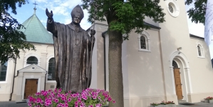 Pomnik Św. Jana Pawła II przed kościołem parafialnym p.w. Św. Mikołaja w Witkowie pod Gnieznem.
