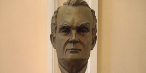 Czesław Miłosz - rzeźba (głowa) w budynku PAU w Krakowie.