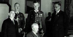 Komitet Budowy " Pomnika Lotnika " na audiencji u prezydenta RP Ignacego Mościckiego w zwiazku z wręczeniem prezydentowi księgi pamiątkowej ku czci poległych lotników, 3.10.1933 r.