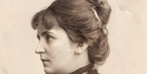 Portret Heleny Paderewskiej z profilu.