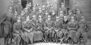 Grupa oficerów uczestniczących w grze wojennej na terenie koszar 1 Pułku Strzelców Konnych  23.01.1935 roku.