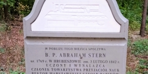 Współczesna macewa ustawiona w domniemanym miejscu pochówku Abrahama Sterna na cmentarzu żydowskim na Bródnie w Warszawie.