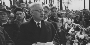 Minister Wojciech Świętosławski podczas wygłaszania przemówienia na pogrzebie Aleksandra Świętochowskiego w Gołotczyźnie 28.04.1938 r.