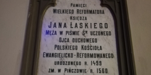 Tablica ku czci Jana Łaskiego w kościele ewangelicko-reformowanym w Warszawie.