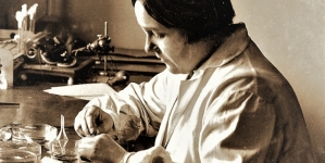 Zofia Weigl - żona profesora Rudolfa Weigla w fartuchu laboratoryjnym podczas pracy w laboratorium.