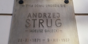 Tablica pamiątkowa na kamienicy w Lublinie, w której urodził się Andrzej Strug (Tadeusz Gałecki).