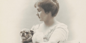 Portret Heleny Paderewskiej  siedzącej na kozetce z psem.