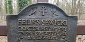 Tabliczka na grobie Feliksa Sawickiego, na cmentarzu zakładu dla ociemniałych w Laskach pod Warszawą.