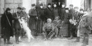 Grupa uczestników polowania przed pałacem w Oporowie.