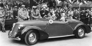 Pokaz i konkurs piękności samochodów zorganizowany przez Automobilklub Polski w parku im. Ignacego Jana Paderewskiego w Warszawie w maju 1939 r.