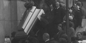 Uroczystości pogrzebowe malarza i scenografa Wincentego Drabika w Warszawie 5.07.1933 r.