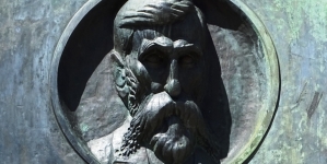 Tablica upamiętniająca Adama Asnyka na ścianie schroniska PTTK „Murowaniec” na Hali Gąsienicowej w Tatrach.