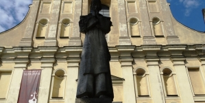 Pomnik św. Rafała Kalinowskiego przed kościołem klasztoru karmelitów bosych na Wzgórzu św. Wojciecha w Poznaniu.