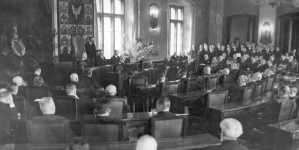 Uroczyste posiedzenie Rady Miejskiej m.Krakowa z okazji 25 rocznicy śmierci Stanisława Wyspiańskiego w listopadzie 1932 roku.