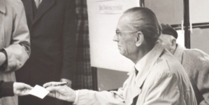 Gustaw Morcinek rozdający autografy podczas kiermaszu książek.