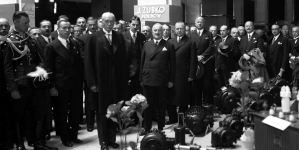 Prezydent RP Ignacy Mościcki zwiedza w Krakowie wystawę "Pokaz krajowej wytwórczości elektrotechnicznej" w czerwcu 1934 r. .