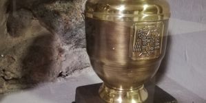 Urna serca Prymasa Leona Przyłuskiego w podziemiach Archikatedry Gnieźnieńskiej.