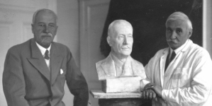 Stanisław Lewandowski w towarzystwie prezydenta Ignacego Mościckiego w pracowni artysty przy popiersiu prezydenta w kwietniu 1934 r.